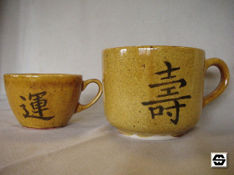 Keramiktassen mit Schriftzeichen